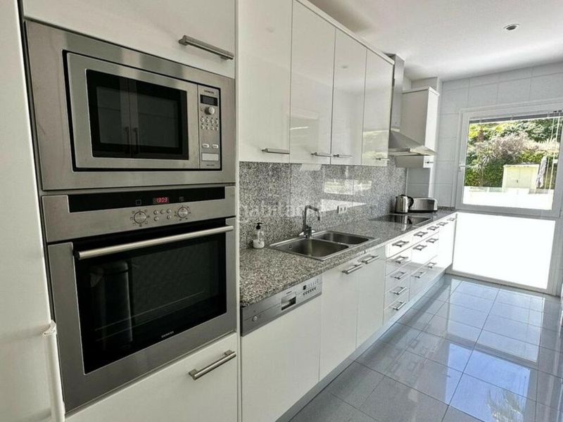 Foto b7eaa7e6-54fa-4ddc-b30e-b3823c3804b5. Lloguer planta baixa amb aparcament piscina a Las Brisas Marbella