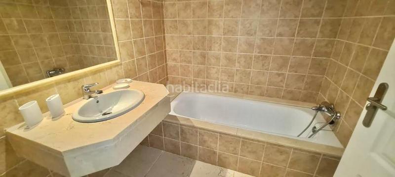 Foto 54b86a50-8ba8-4615-9c07-5e6903cae31f. Location appartement avec parking piscine dans Benatalaya Estepona