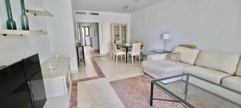 Foto 80a3e30c-b960-464e-8c94-019e20606e52. Location appartement avec parking piscine dans Benatalaya Estepona