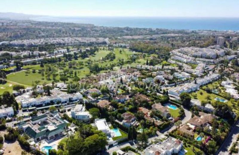 Foto b521a457-125a-4bdf-b9d3-b17dd55b8962. Apartamento en n/a en Nueva Andalucía centro Marbella