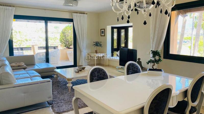 Foto 757df810-2e59-4f4d-a78f-50324ed4b9c3. Rent penthouse with parking pool in Nueva Atalaya Estepona