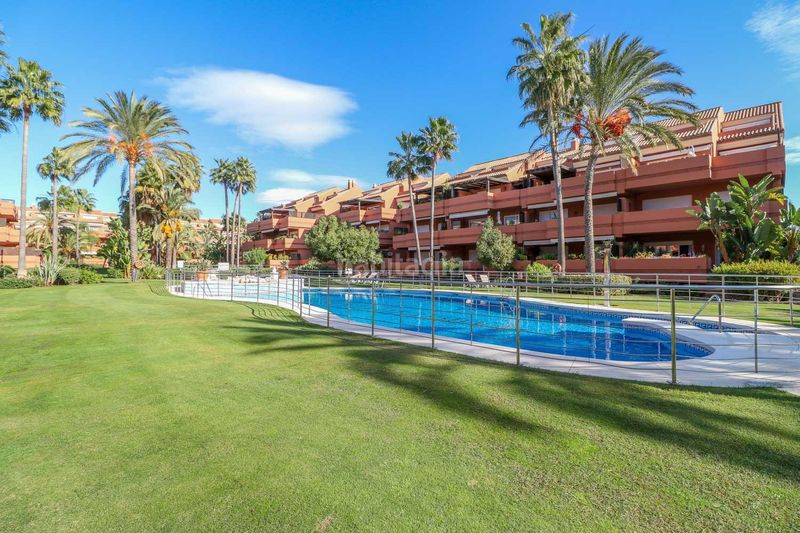 Foto 180b5a12-901c-451a-a3db-421f0f79437f. Lloguer àtic amb aparcament piscina a Puerto Banús Marbella