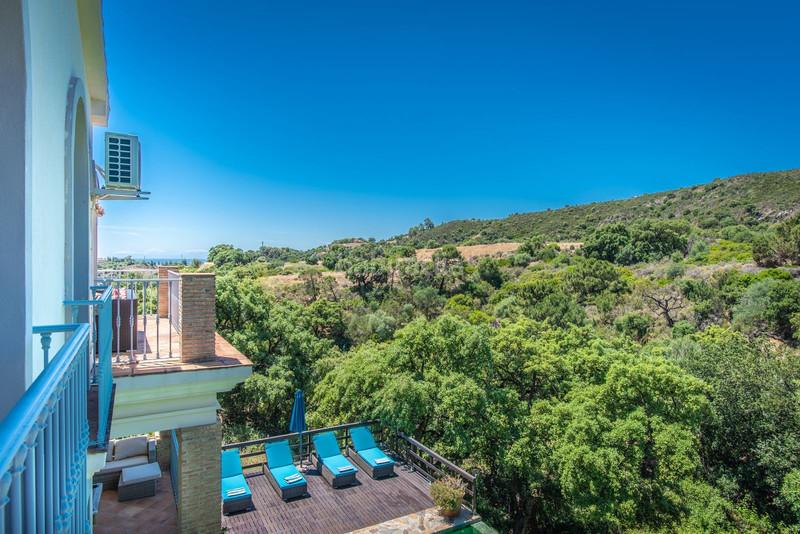 Foto 1f1b64d7-e64e-434e-a272-13a351e7af24. Casa amb aparcament piscina a altos de Estepona Estepona