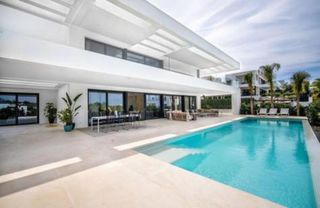 Alquiler Casa en Nueva Andalucía centro. Villa de 6 dormitorios en nueva andalucía, marbella
