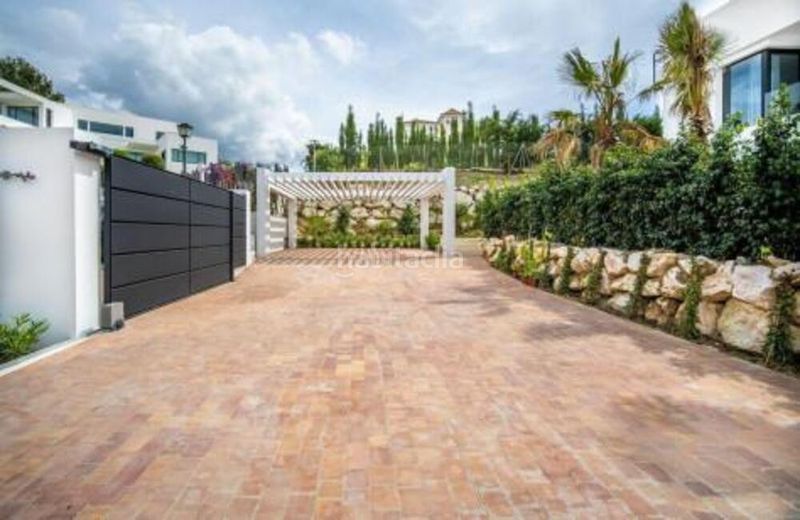 Foto f83f1074-702e-4426-9cd8-83c2ed551046. Lloguer casa amb aparcament piscina a Nueva Andalucía centro Marbella