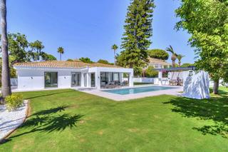 Casa a Elviria. Villa lima  exquisita villa de un solo nivel en elviria