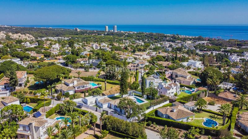 Foto ae3ba11c-1d08-4bd2-b84e-90c850274b81. Haus mit parking pool in Elviria Marbella