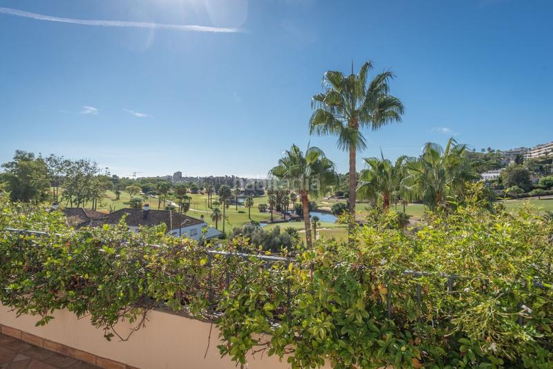 Foto 8555fcf7-4017-4c59-9002-e7231a220cf8. Penthouse with parking pool in Los Naranjos Marbella