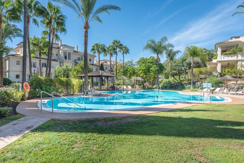 Foto 9283241f-ffd0-47e1-ab1c-97522a0a8dc7. Penthouse with parking pool in Los Naranjos Marbella