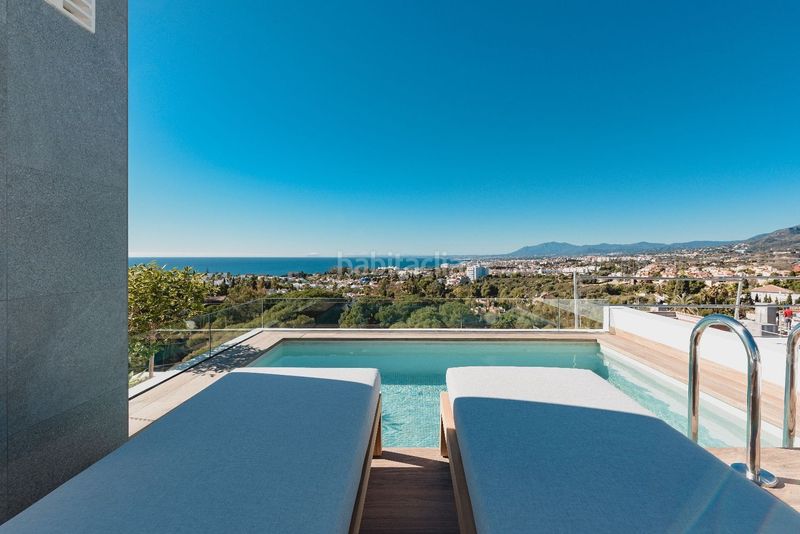 Foto 05b40fe6-e05e-4fe1-aaf4-50ec31ffe1a1. Casa bifamiliare con parcheggio piscina in Río Real Marbella