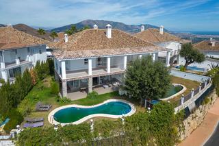 Casa aparellada a Santa María. Oportunidad excepcional en la mairena  amplia villa independient