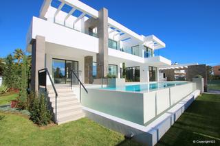 Haus in Marbesa. Ultramodern beachside villa con impresionantes vistas al mar en