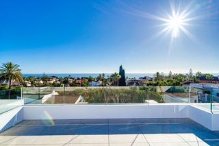 Maison à Marbesa. Ultramodern beachside villa con impresionantes vistas al mar en