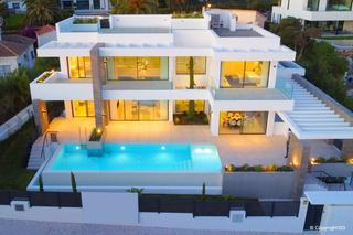 Casa a Marbesa. Ultramodern beachside villa con impresionantes vistas al mar en