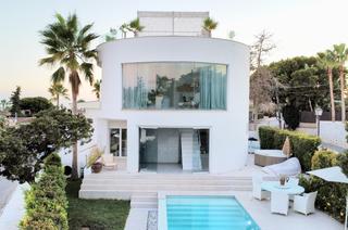 Casa a Marbesa. Iconic villa en marbesa  modernos pasos de lujo de la playa
