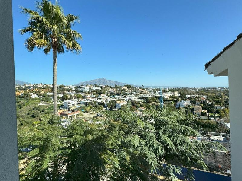 Foto 2c33c5fc-0fd5-4554-8f05-6624d64c7755. Rent semi detached house with parking pool in El Paraíso Benahavís