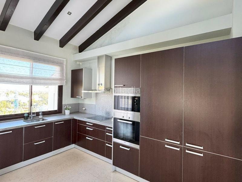 Foto 4ee9784e-f917-468d-b11c-169ffa4e8e93. Rent semi detached house with parking pool in El Paraíso Benahavís