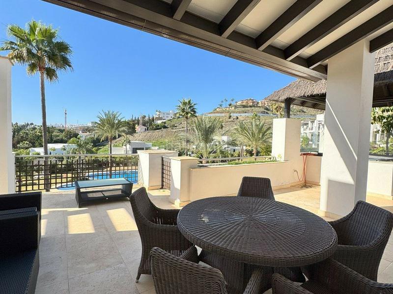 Foto c39b3b75-a07c-4e42-a634-4ee4af9fccaf. Rent semi detached house with parking pool in El Paraíso Benahavís