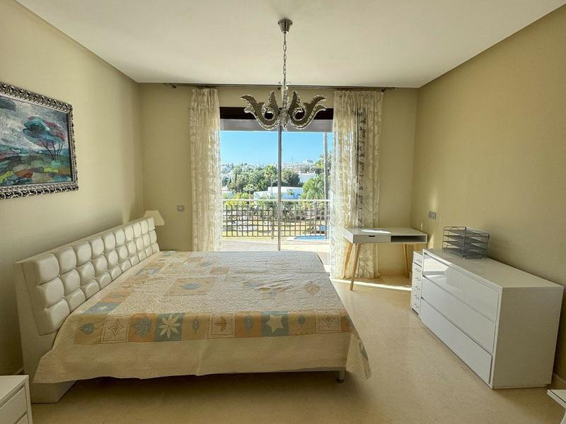 Foto c8dff351-eb33-4f9d-9862-5210e5825580. Rent semi detached house with parking pool in El Paraíso Benahavís