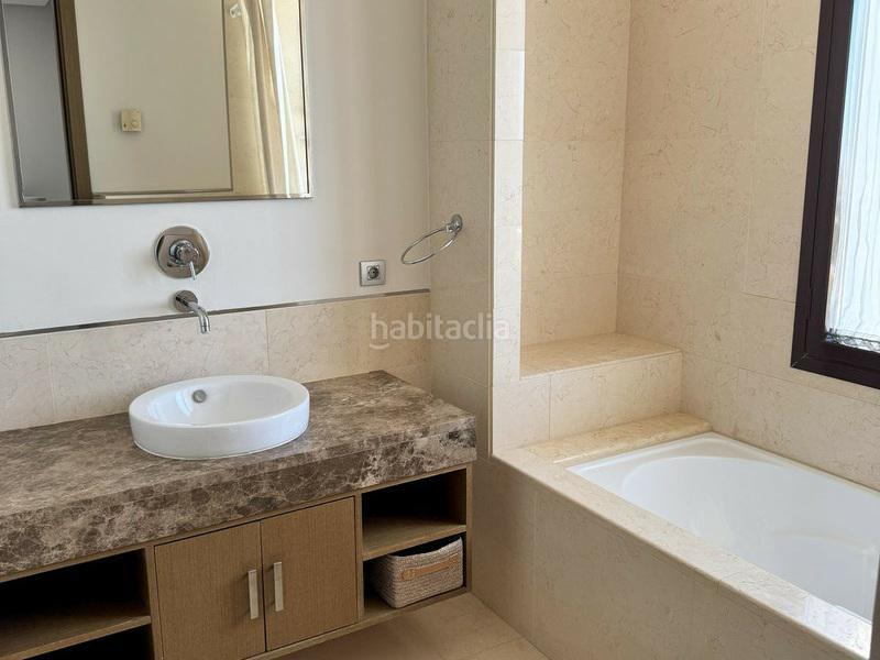 Foto fb3f6dc2-d6bb-4c63-b844-9e421a6c969a. Rent semi detached house with parking pool in El Paraíso Benahavís