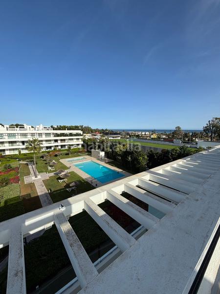 Foto 493b2a38-fd86-4b0c-9bab-55c704c2bb3d. Location attique avec parking piscine dans Bel - Air Estepona