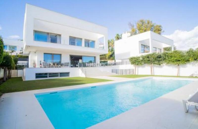 Foto 72efd8d3-2576-4c5b-9428-0996e6d5b27d. Casa en n/a lujosa villa multilevel con potencial sin fin en Estepona
