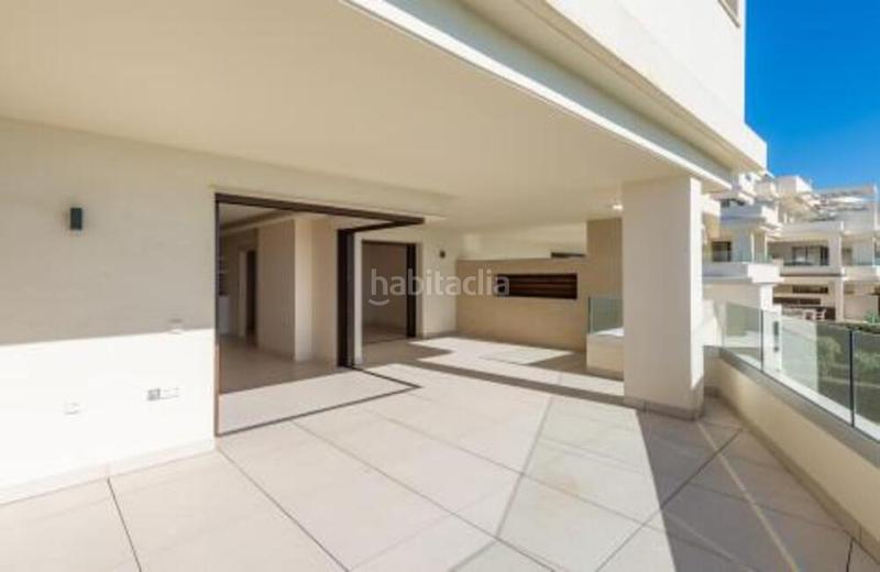 Foto 1609687f-3d60-4df7-a95e-2c5d1751b856. Location appartement avec parking piscine dans El Velerín Estepona