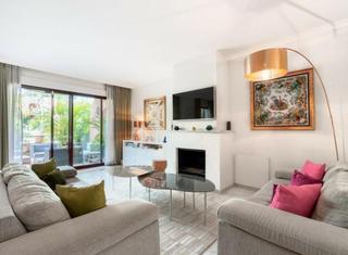 Maison jumelée à N/a. Encantadora casa de tres pisos en la prestigiosa milla de oro