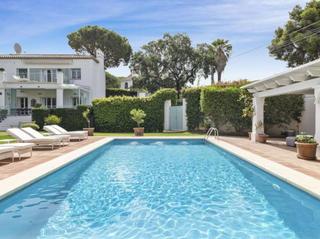Maison à N/a. Encantadora villa española  un trato pacífico con elegancia inte