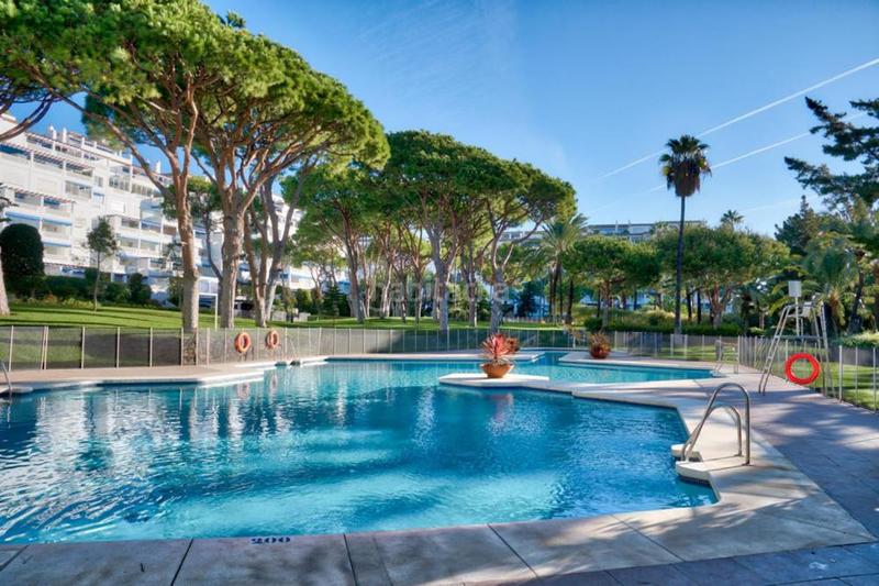 Foto 65f2022b-2c1e-4bf5-99f1-2e51a0aa73e2. Alquiler apartamento  en alquiler en playas del duque, en Marbella