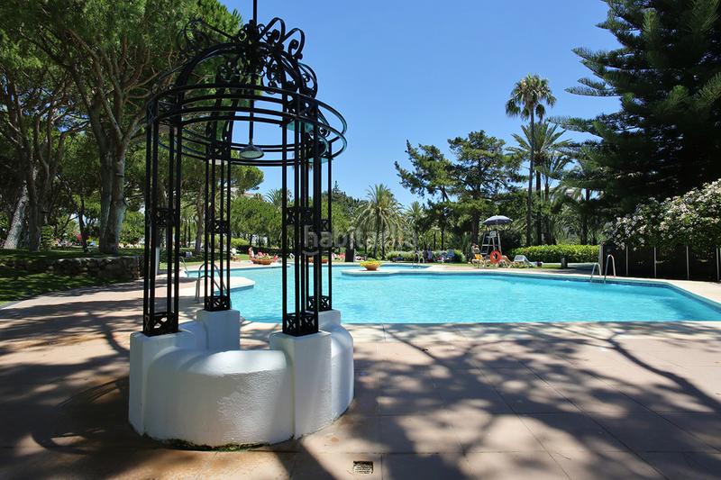 Foto f8428438-a8b5-48e3-85b3-4edd31e2d724. Rent apartment with parking pool in Puerto Banús Marbella