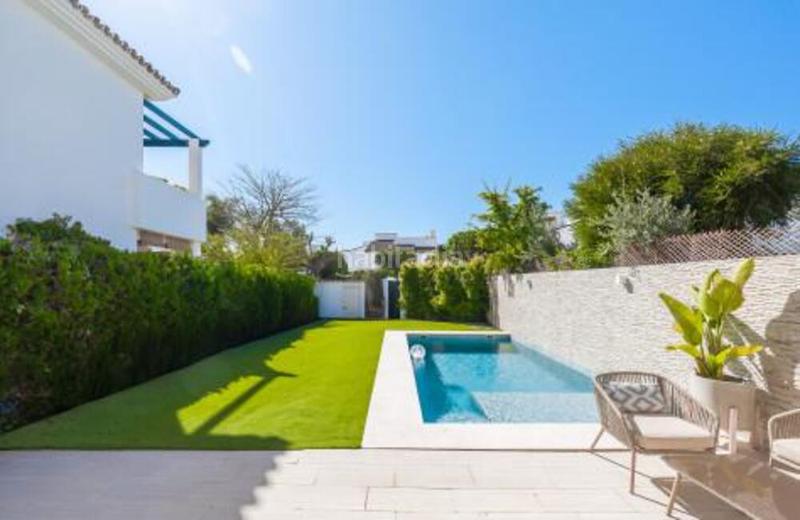 Foto 60a2bc78-eee3-4800-a502-23f96dc26bf5. Reihenhaus mit parking pool in Nueva Alcántara Marbella