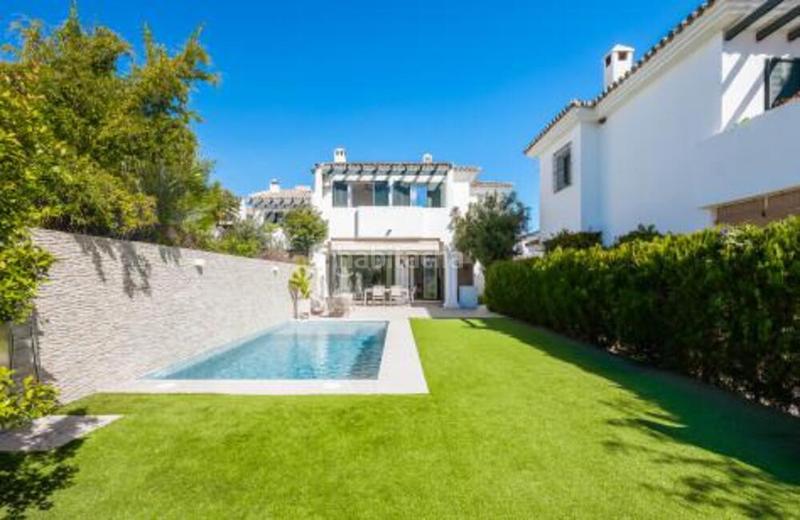 Foto 3ed74b13-6cf7-4ee7-aae7-1417ebca610d. Semi detached house with parking pool in Nueva Alcántara Marbella