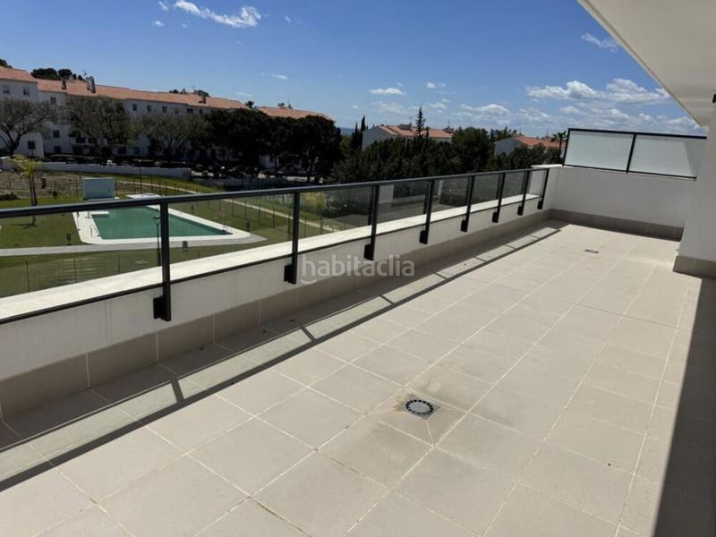 Foto 116d0a44-8abe-425a-b521-16adfe991c89. Lloguer àtic amb aparcament piscina a La Concha - Resina Golf Estepona