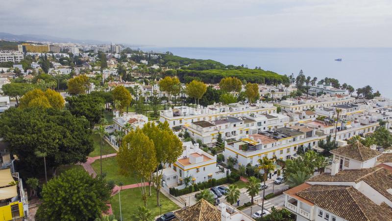 Foto b9e8db90-093e-45ad-b175-250946668af7. Casa aparellada amb aparcament piscina a Las Lomas de Río Verde Marbella
