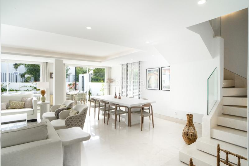 Foto 0b745fc2-7b75-41ee-8500-8f62215cd07f. Maison jumelée avec parking piscine dans Las Lomas de Río Verde Marbella