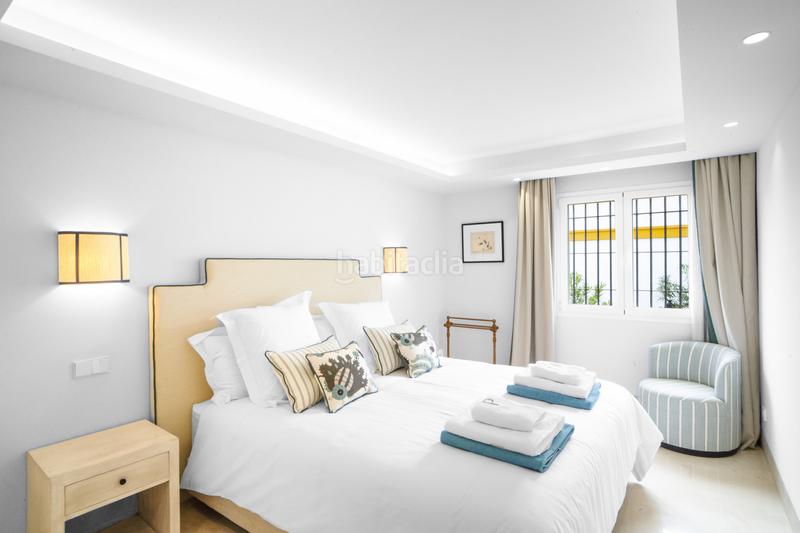 Foto 47bcf046-0c03-432d-afb6-70899bc2938e. Towny house with parking pool in Las Lomas de Río Verde Marbella