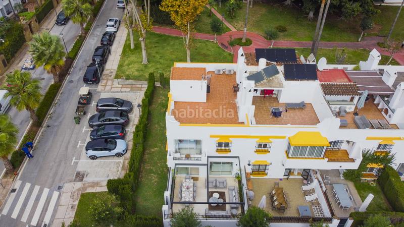 Foto 9cb22bb8-793b-40c6-a84c-65931939c6a2. Towny house with parking pool in Las Lomas de Río Verde Marbella