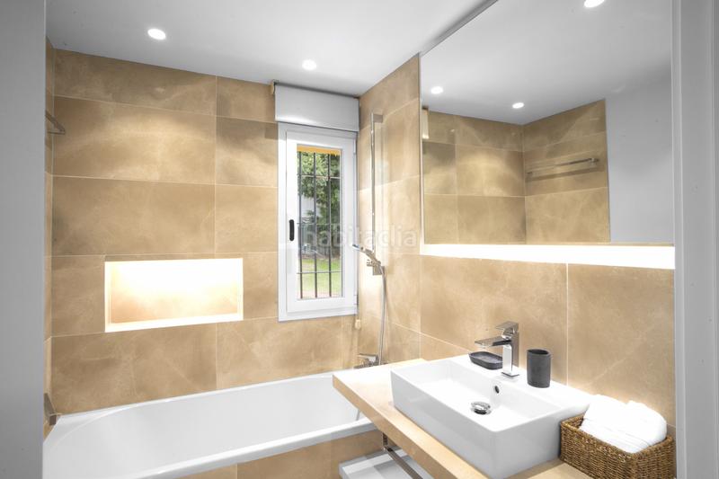 Foto c91b9bb6-9c6e-4844-8860-c882b63627a0. Towny house with parking pool in Las Lomas de Río Verde Marbella