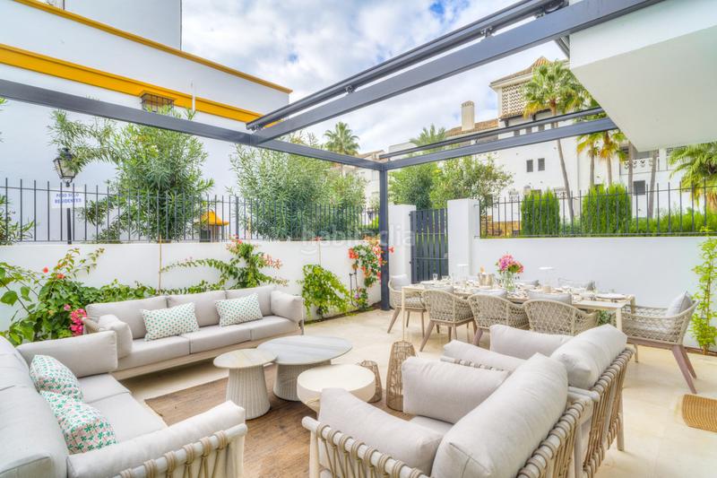 Foto f8467021-4a2d-41c9-b370-a1eebd97dbc8. Towny house with parking pool in Las Lomas de Río Verde Marbella