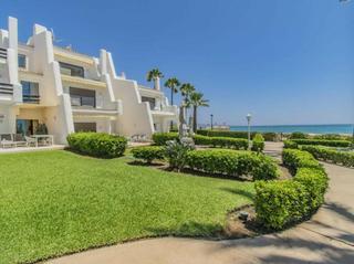 Casa adossada a Puente Romano. Residencia frente a la playa excepcional en la milla de oro con