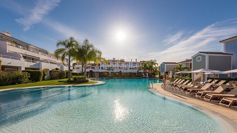 Foto 6a97992a-35d8-4ce4-9615-a43c2dbd4013. Lloguer casa adossada amb aparcament piscina a Nueva Atalaya Estepona