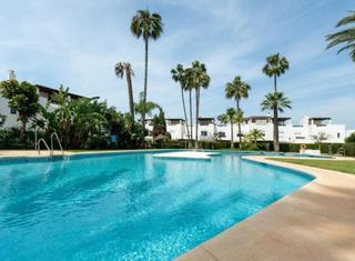 Casa adossada a Guadalmina Baja. Casa adosada reformada con estilo a 150m de la playa en guadalmi