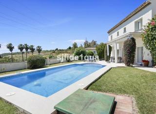 Casa a Estepona Golf. Encantadora villa golffront en venta en estepona golf