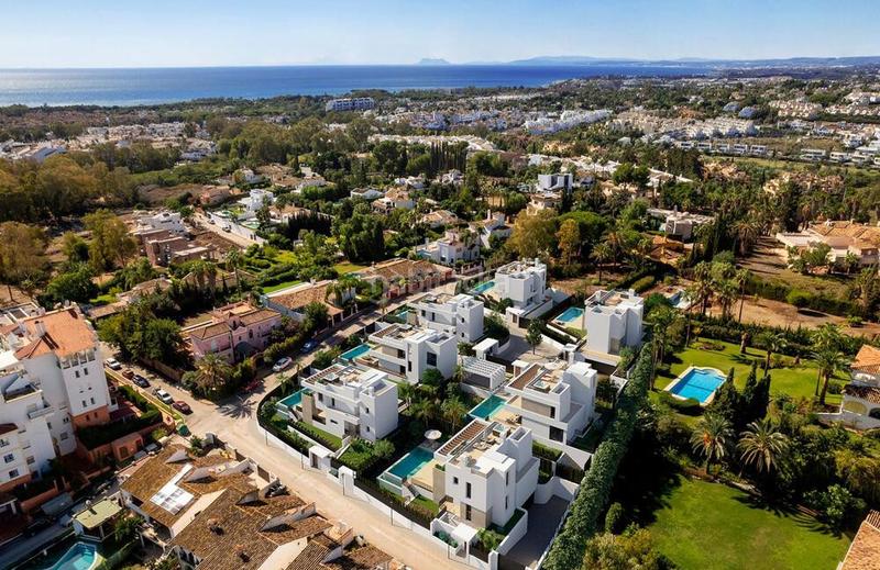 Foto 91f594f8-f0bd-41ca-a895-3e8304466462. Casa amb aparcament piscina a Nueva Atalaya Estepona