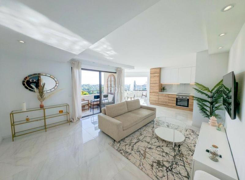 Foto 28660ab1-6be5-4e8a-ab56-0b19228af598. Alquiler apartamento en Benatalaya Estepona