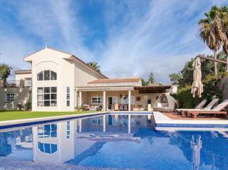 Casa a Puerto de Sotogrande-La Marina. Encantadora villa surfacing con carácter único en sotogrande