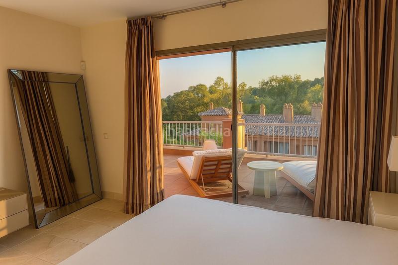 Foto 87622b47-e0b8-427f-8aeb-7091d4933228. Location attique avec parking piscine dans Benatalaya Estepona