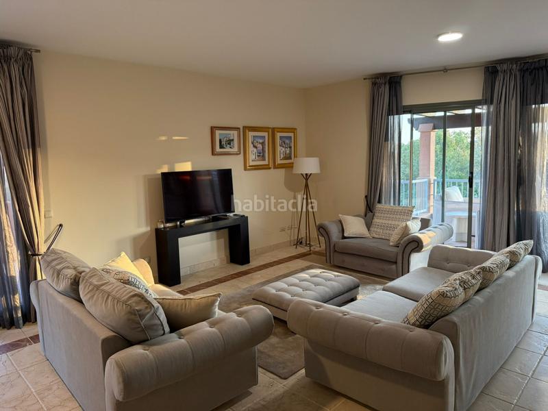 Foto 1ef407da-c944-4303-8475-4467535c7a28. Miete dachwohnung mit parking pool in Benatalaya Estepona