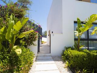 Semi detached house en Aloha. Lujo